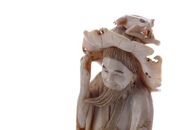 Lot 924 - A JAPANESE IVORY CARVING OF A MAN WITH FROGS