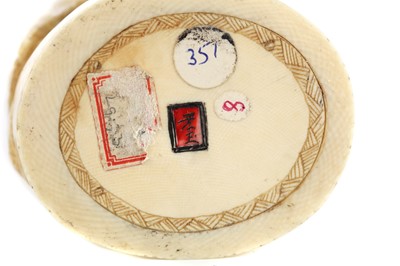 Lot 924 - A JAPANESE IVORY CARVING OF A MAN WITH FROGS