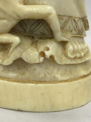 Lot 924 - A JAPANESE IVORY CARVING OF A MAN WITH FROGS