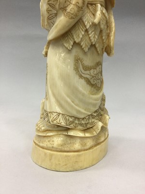 Lot 924 - A JAPANESE IVORY CARVING OF A MAN WITH FROGS