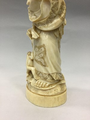 Lot 924 - A JAPANESE IVORY CARVING OF A MAN WITH FROGS