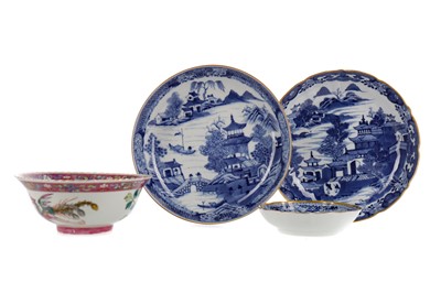 Lot 898 - AN EARLY 20TH CENTURY CHINESE POLYCHROME CIRCULAR BOWL AND THREE BOWLS