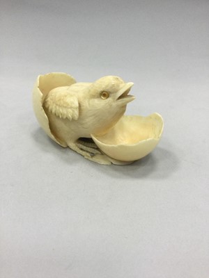 Lot 905 - A JAPANESE IVORY CARVING OF A CHICK