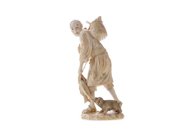 Lot 913 - A JAPANESE IVORY CARVING OF A FISHERMAN