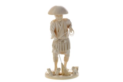 Lot 912 - A JAPANESE IVORY CARVING OF A FISHERMAN