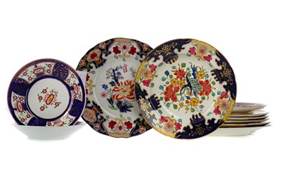 Lot 255 - A SET OF FIVE EARLY 20TH CENTURY ENGLISH PORCELAIN DINING PLATES, ALONG WITH FURTHER DINNER WARE