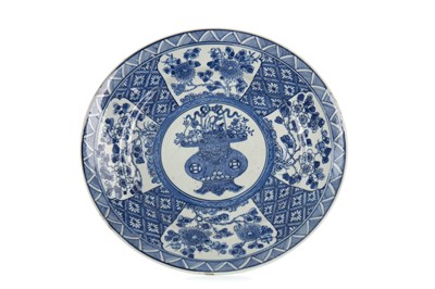 Lot 499 - A 19TH CENTURY CHINESE BLUE & WHITE PORCELAIN PLATE