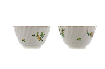 Lot 439 - A PAIR OF EARLY 19TH CENTURY ENGLISH PORCELAIN TEA BOWLS