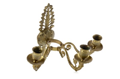 Lot 529 - AN EARLY 20TH CENTURY BRASS WALL SCONCE