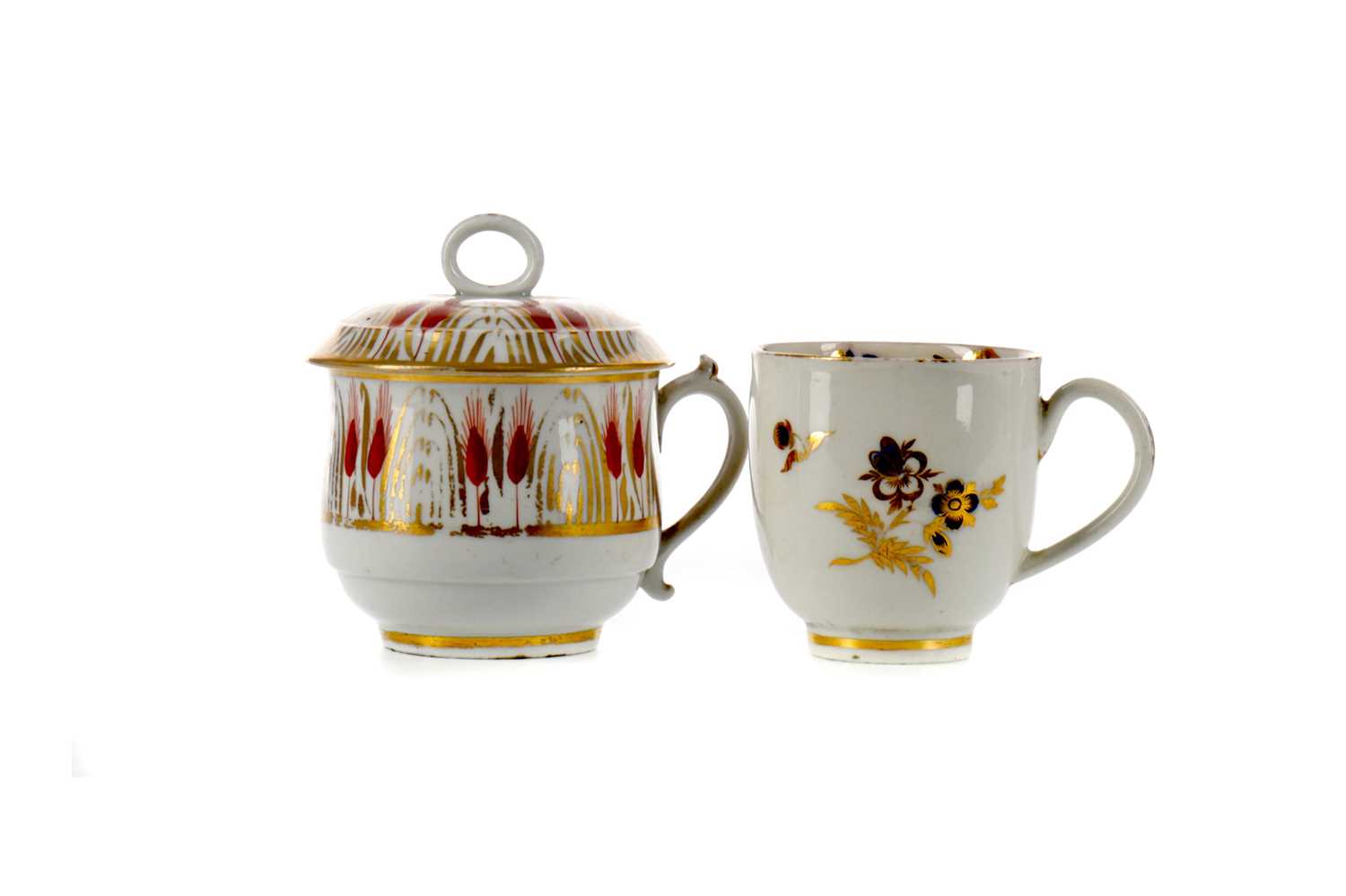 Lot 423 - AN EARLY 19TH CENTURY ENGLISH PORCELAIN CUSTARD CUP AND COVER, ALONG WITH A WORCESTER COFFEE CUP