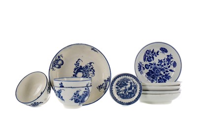 Lot 460 - A SET OF THREE LATE 18TH CENTURY WORCESTER PORCELAIN TEA BOWLS