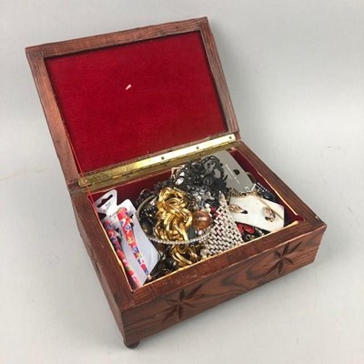 Lot 263 - A LOT OF COSTUME JEWELLERY IN AN OAK JEWELLERY BOX