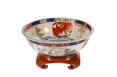 Lot 740 - A 19TH CENTURY JAPANESE IMARI BOWL AND OTHER ITEMS