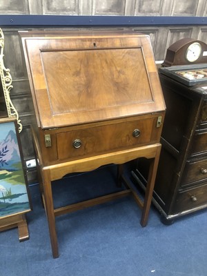 Lot 297 - AN EARLY 20TH CENTURY MAHOGANY BUREAU