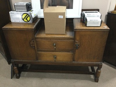 Lot 235 - AN EARLY 20TH CENTURY OAK SIDEBOARD