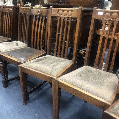Lot 239 - AN EARLY 20TH CENTURY OAK PULL OUT DINING TABLE AND CHAIRS