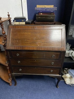 Lot 237 - AN EARLY 20TH CENTURY MAHOGANY BUREAU