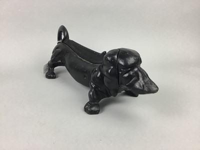 Lot 314 - A VINTAGE CAST IRON DASCHUND DOORSTOP / BOOTSCRAPER