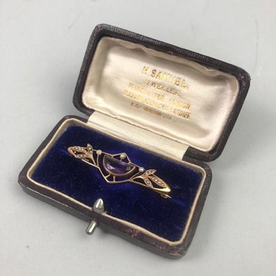 Lot 322 - A SECESSIONIST BAR BROOCH