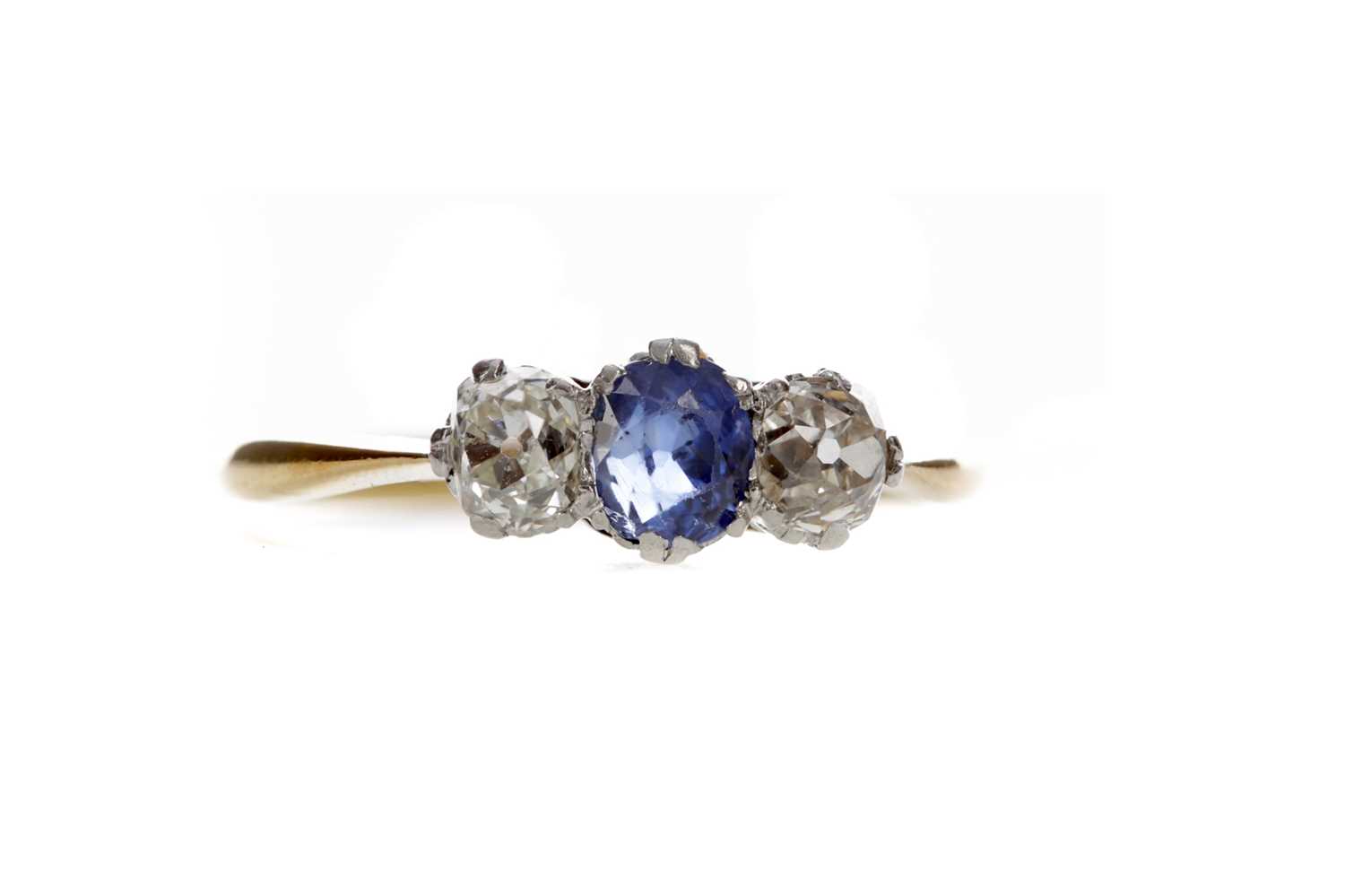 Lot 1301 - A SAPPHIRE AND DIAMOND RING