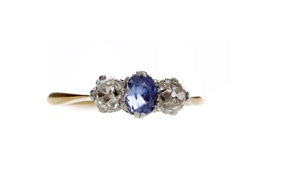 Lot 1301 - A SAPPHIRE AND DIAMOND RING