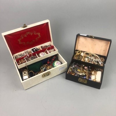 Lot 341 - A LOT OF COSTUME JEWELLERY IN JEWELLERY BOX