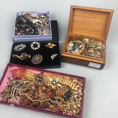 Lot 343 - A LOT OF COSTUME JEWELLERY