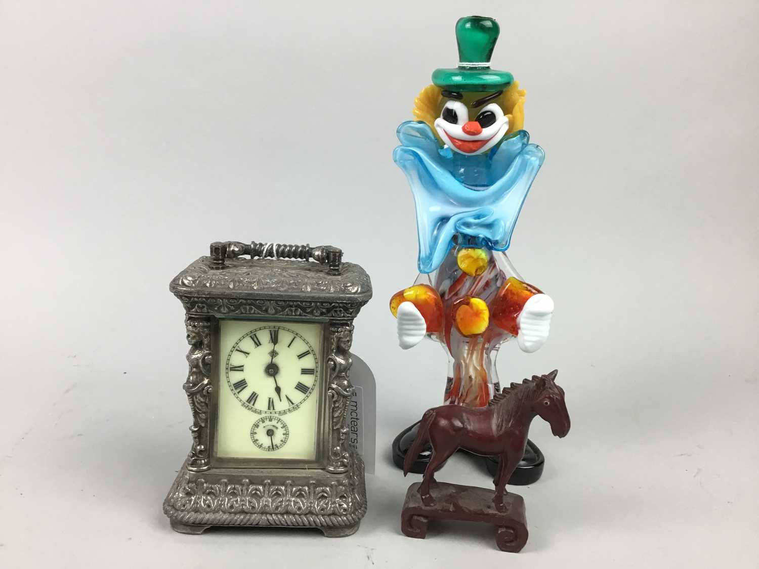 Lot 33 - A CARRIAGE CLOCK, DECORATIVE GLASS AND OTHER ITEMS