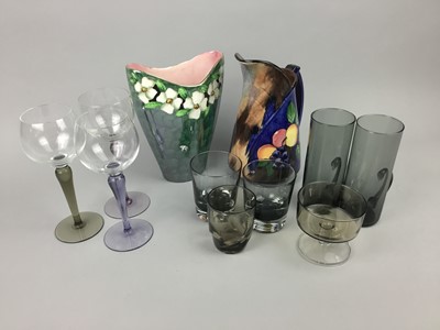 Lot 364 - A LOT OF COLOURED GLASS AND CERAMICS