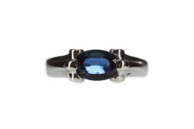 Lot 1308 - A SAPPHIRE RING