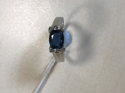 Lot 1308 - A SAPPHIRE RING