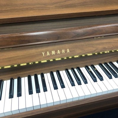 Lot 1110 - A YAMAHA UPRIGHT PIANO