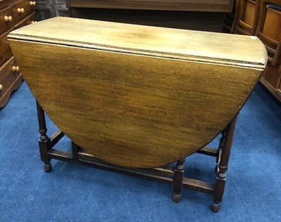 Lot 423 - AN OAK OVAL GATE LEG DINING TABLE