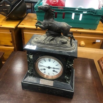 Lot 456 - AN EARLY 20TH CENTURY SLATE MANTEL CLOCK