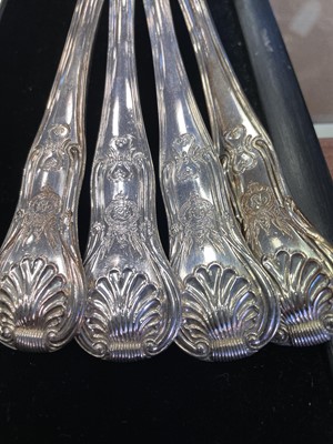 Lot 482 - A SET OF SIXTEEN GEORGE IV SILVER TABLE SPOONS