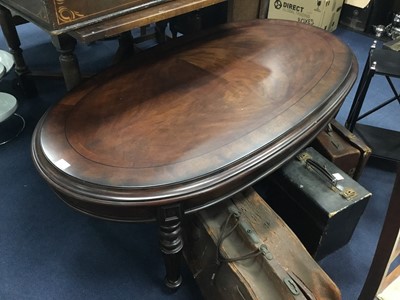 Lot 481 - A MAHOGANY OVAL CENTRE TABLE