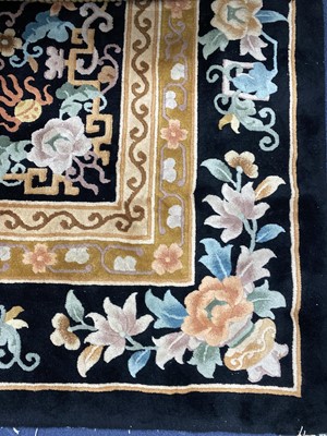 Lot 487 - A 20TH CENTURY RUG