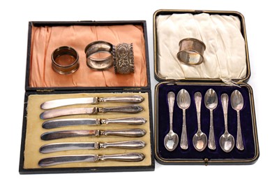 Lot 492 - A CASED SET OF SIX SILVER TEASPOONS
