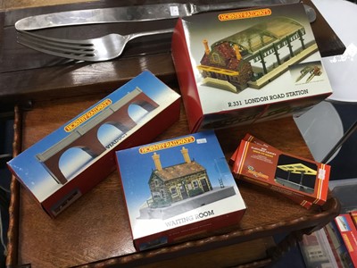 Lot 493 - A LOT OF FOUR CASED HORNBY 00 GUAGE SCENERY ITEMS, ALONG WITH RELATED ITEMS