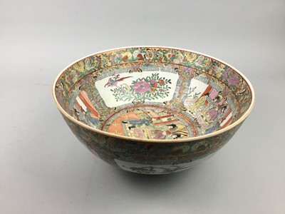 Lot 515 - A 20TH CENTURY CHINESE FAMILLE ROSE BOWL