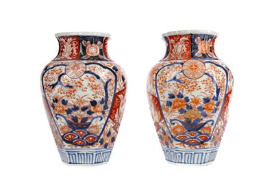 Lot 947 - A PAIR OF EARLY 20TH CENTURY JAPANESE IMARI PATTERN VASES