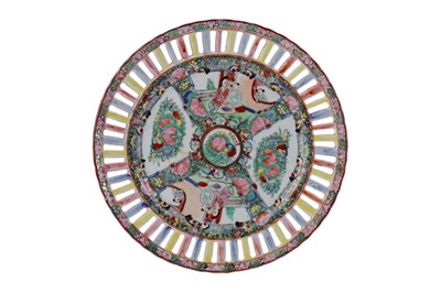 Lot 949 - A 20TH CENTURY CHINESE FAMILLE ROSE PLATE
