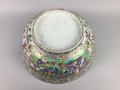 Lot 703 - A LARGE LATE 19TH CENTURY CHINESE FAMILLE ROSE BOWL