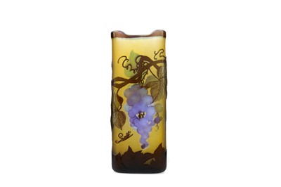 Lot 1112 - AN ART NOUVEAU GALLÉ CAMEO GLASS VASE