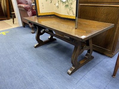 Lot 524 - AN OAK COFFEE TABLE