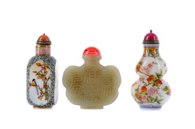 Lot 951 - A LOT OF THREE CHINESE SNUFF BOTTLES