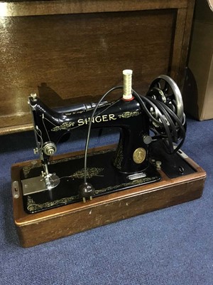 Lot 304 - A VINTAGE SINGER SEWING MACHINE