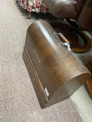 Lot 304 - A VINTAGE SINGER SEWING MACHINE