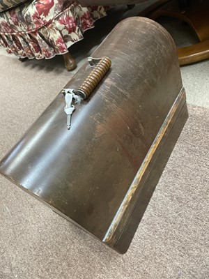 Lot 304 - A VINTAGE SINGER SEWING MACHINE