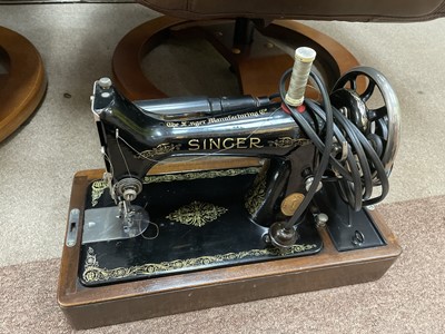 Lot 304 - A VINTAGE SINGER SEWING MACHINE